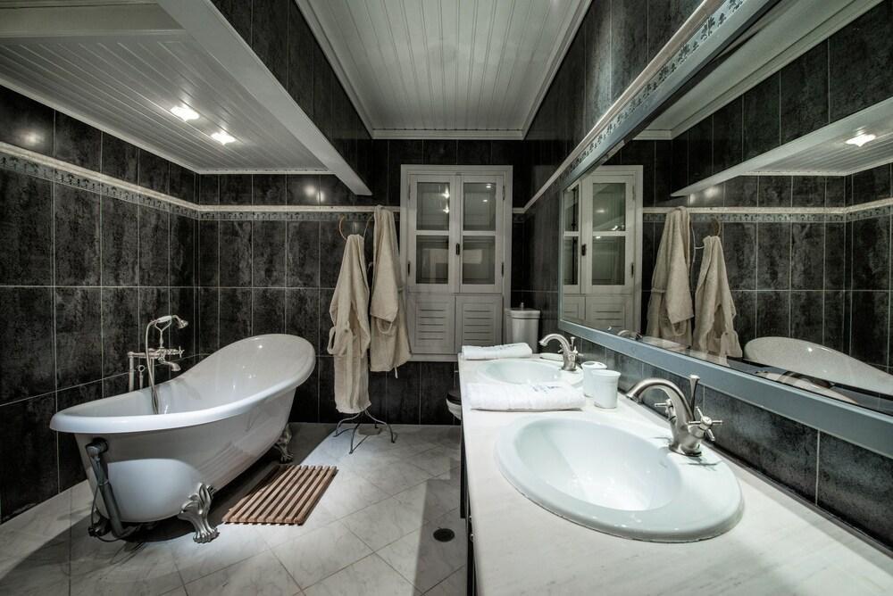 Lemuria Manor, Wine Dark Sea *